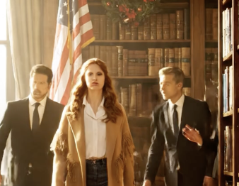 Nigdy nie powiedziałam rodzinie, że jestem właścicielką imperium wartego 1,5 miliarda dolarów, więc nadal uważali mnie za porażkę. Zaprosili mnie na kolację wigilijną, żeby mnie upokorzyć, żeby uczcić objęcie przez moją siostrę stanowiska prezesa i zarabianie 600 000 dolarów rocznie. Chciałam zobaczyć, jak traktują kogoś, kogo uważali za biednego, więc udawałam niewinną, złamaną dziewczynę, ale gdy tylko przekroczyłam próg…