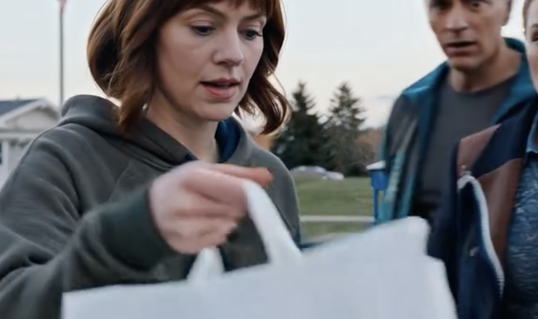 „Moi rodzice kazali mi płacić czynsz i wszystkie rachunki, podczas gdy moja siostra mieszkała tam za darmo. «Mamy kłopoty – to twoja odpowiedzialność» – powiedział mi tata. Potem usłyszałem, jak przechwalają się sekretnymi wakacjami… opłaconymi z moich pieniędzy. Ich twarze zbladły, gdy weszli i zobaczyli, że dom jest całkowicie pusty – z wyjątkiem jednej koperty na stole, napisanej dokładnie tym, co wiedziałem…”