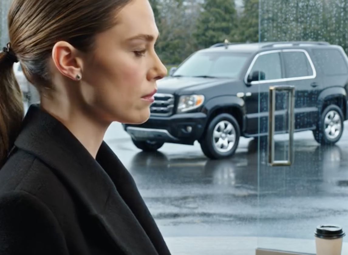 Na nabożeństwie żałobnym mojej babci jej prawnik cicho odciągnął mnie na bok i powiedział: „Proszę, chodź ze mną na chwilę. Jest coś ważnego, co chciałbym ci pokazać”. Po czym dodał: „Proszę, nie wspominaj o tym jeszcze rodzicom ani młodszemu bratu”. Kiedy dotarłem na miejsce i zobaczyłem, kto stoi w drzwiach, kompletnie oniemiałem.