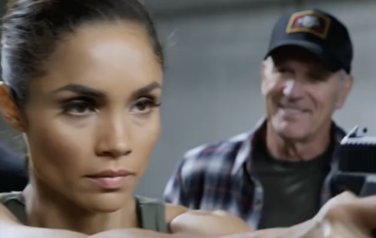 Mój brat zabrał mnie na strzelnicę tylko po to, żeby mnie upokorzyć przed swoimi kumplami – „Spróbuj trafić w papier, siostro. To nie dla dziewczyn” – ale gdy tylko właściciel zobaczył, co się stało, zatrzymał całą kolejkę, przeszedł obok mojego brata, jakby ten w ogóle nie istniał, i spojrzał na mnie z miną, która sprawiła, że ​​każdy zadufany żart w tej zatoczce umarł na miejscu.