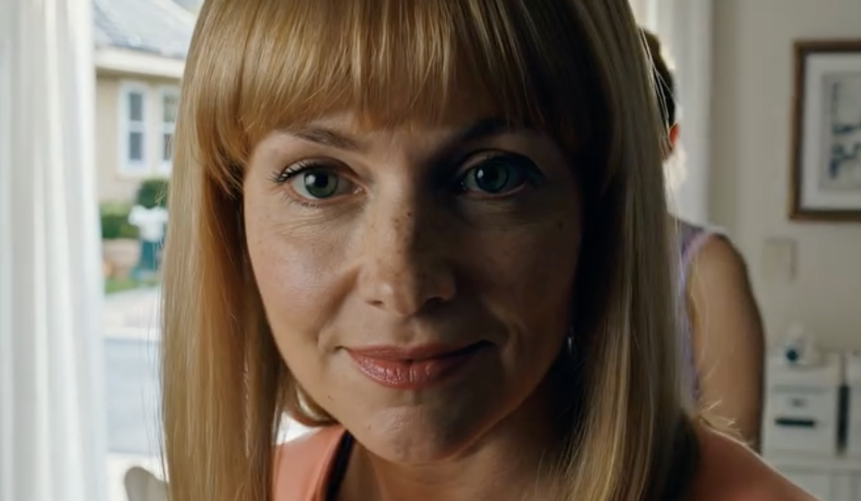 Podałam śniadanie, ale moja synowa zaśmiała się z przyjaciółkami na tyle głośno, że usłyszałam: „Jej jedzenie jest okropne. Nie mogę znieść mieszkania z nią” – zachichotały, a ja nie straciłam panowania nad sobą – po prostu się uśmiechnęłam, sprzątnęłam ze stołu i wróciłam do pokoju. Dwie godziny później podjechała ciężarówka przeprowadzkowa, a jej twarz zbladła.