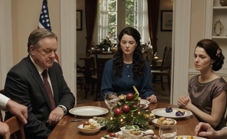 Moi rodzice przerwali obiad z okazji Święta Dziękczynienia, by nazwać mnie złodziejem w obecności 30 krewnych i oskarżyć o wykorzystywanie chorej babci. Nie mieli jednak pojęcia, że ​​gruba, brązowa koperta ukryta pod krzesłem skrywa prawdę, której nie mogli kontrolować. A gdy tylko otworzyłem ją przy stole, historia, którą przez lata chronili, zaczęła być ujawniana wszystkim.