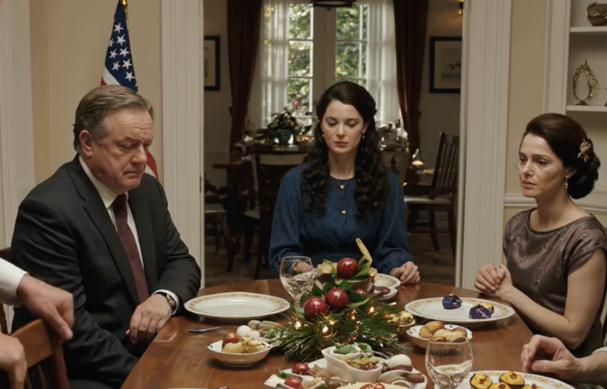 Moi rodzice przerwali obiad z okazji Święta Dziękczynienia, by nazwać mnie złodziejem w obecności 30 krewnych i oskarżyć o wykorzystywanie chorej babci. Nie mieli jednak pojęcia, że ​​gruba, brązowa koperta ukryta pod krzesłem skrywa prawdę, której nie mogli kontrolować. A gdy tylko otworzyłem ją przy stole, historia, którą przez lata chronili, zaczęła być ujawniana wszystkim.