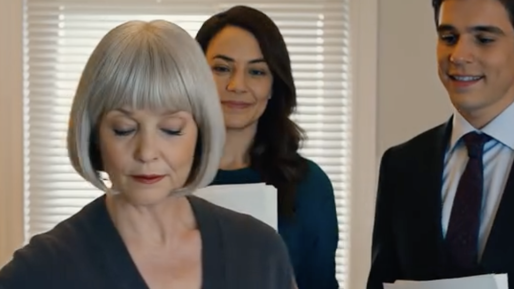 Nazwali mnie „leniwą staruszką” tylko dlatego, że poprosiłam o 10 dolarów – więc pozwoliłam im umówić mnie na przyjęcie do domu opieki, wnieść pozew i uśmiechać się do mnie przy niedzielnym obiedzie… A zamknięty sejf w mojej sypialni zawiera pojedynczą sumę pieniędzy, która mogłaby zamienić ich pewność siebie w kompletną panikę, ujawniając ich „obawy” jako pułapkę i zmieniając kolejny podpis w miejsce zbrodni.