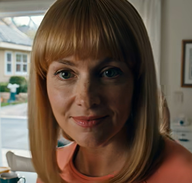 Tarjoilin aamiaista, mutta miniäni nauroi ystäviensä kanssa niin kovaa, että kuulin sen: “Hänen ruokansa on kamalaa. En kestä asumista hänen kanssaan”, he kikattisivat, enkä menettänyt malttiani – hymyilin vain, korjasin pöydän ja menin takaisin huoneeseeni. Kaksi tuntia myöhemmin muuttoauto pysähtyi aivan eteen, ja miniäni kasvo kalpeni. – Uutiset