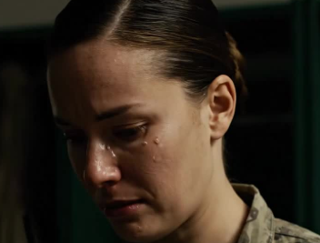 ”Myin isäsi mökin”, isäpuoleni sanoi ollessani komennuksella Afganistanissa ja kerskui, että rahat kattaisivat hänen velkansa ja lähettäisivät Chloen Eurooppaan – mutta kun tulin kotiin ja kerroin hänelle: ”En leiki pelejä, Richard. Minä palvelen”, hänen virneensä alkoi halkeilla, koska pölyinen vuoristomökki, jonka hän luuli ottaneensa halkeilevansa, sisälsi yhden sinetöidyn totuuden, jonka isäni oli salannut vuosia. – Uutiset