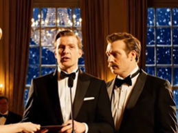 Hän kertoi sijoittajille täytetylle juhlasalille: “Eleanor on päättänyt siirtyä pois” ja odotti minun hajoavan – Mutta kun otin mikrofonin, ojensin hänelle paksun kirjekuoren ja sanoin: “Muistatko artiklan kaksitoista”, hänen koko yön käyttämänsä hymy lopulta katosi, koska vaimo, jota hän oli hiljaa pyyhkinyt pois kolme vuotta, oli valinnut uudenvuodenaaton päättämään esityksen – Uutiset