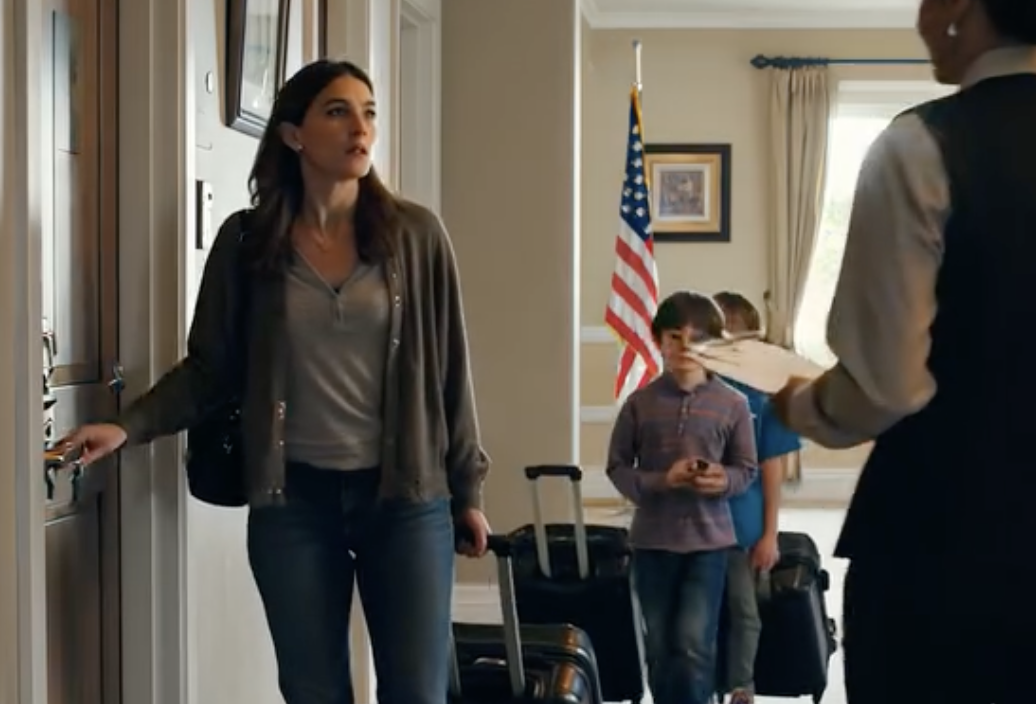 Na ślubie mojej córki dałem jej starą książeczkę oszczędnościową. Córka wrzuciła ją do fontanny i zapytała: „Mamo, czy to tylko kilka luźnych banknotów?”. Jej bogaty mąż uśmiechnął się złośliwie i dodał: „Twoja mama i tak jest tylko sprzątaczką”. Wyszedłem. Następnego ranka poszedłem do banku. Kasjer zbladł i powiedział: „Proszę pani… proszę nie wychodzić”.