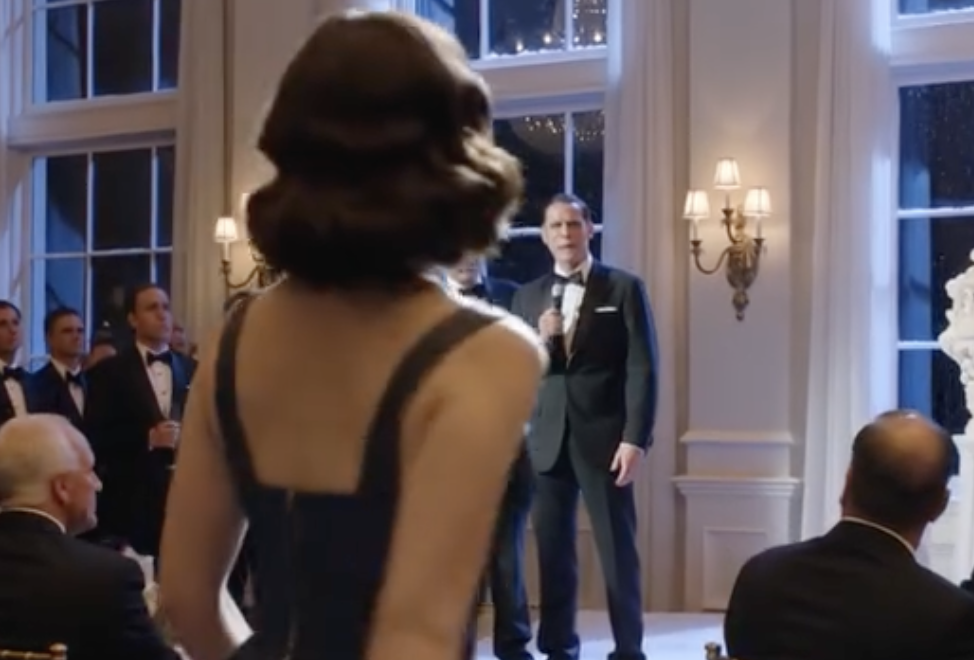 Powiedział do sali balowej pełnej inwestorów: „Eleanor postanowiła odejść” i czekał, aż się rozpadnę – ale kiedy wziąłem mikrofon, wręczyłem mu grubą kopertę i powiedziałem: „Pamiętasz artykuł dwunasty”, uśmiech, który miał na twarzy przez całą noc, w końcu zniknął, ponieważ żona, którą po cichu wymazywał przez trzy lata, wybrała sylwestra na zakończenie występu