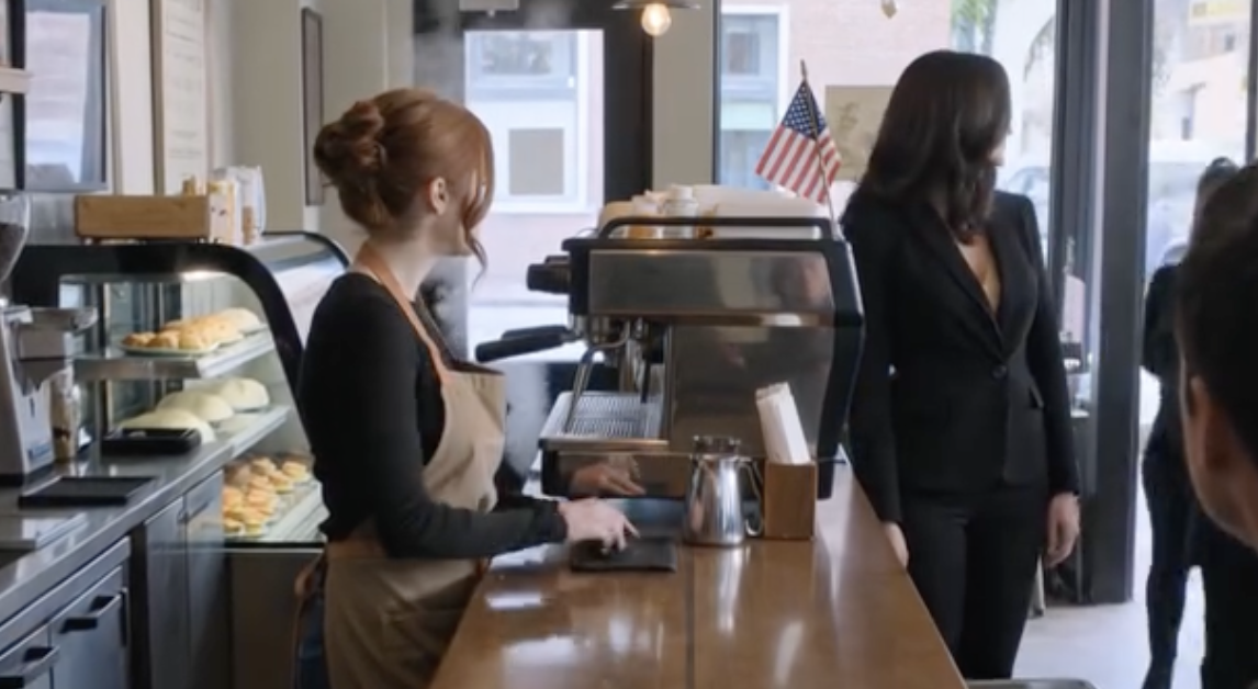 Moi rodzice wymazali mnie na cztery lata, a potem weszli do mojej kawiarni, uśmiechając się do klientów, jakby byli właścicielami lokalu — mój tata położył umowę na ladzie i powiedział: „Podpisz 15% albo zadzwonię dziś wieczorem do twojego właściciela”