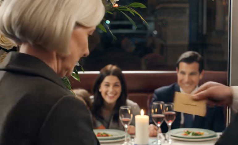 Mój syn napisał SMS-a: „Obiad odwołany”, ale kiedy dotarłem do restauracji, odkryłem, że jedzą potajemnie beze mnie, a ja płacę. Nie krzyczałem. Uśmiechnąłem się, poprosiłem menedżera o chwilę i przyniosłem „niespodziankę”, która sprawiła, że ​​każdy widelec zamarł w powietrzu.