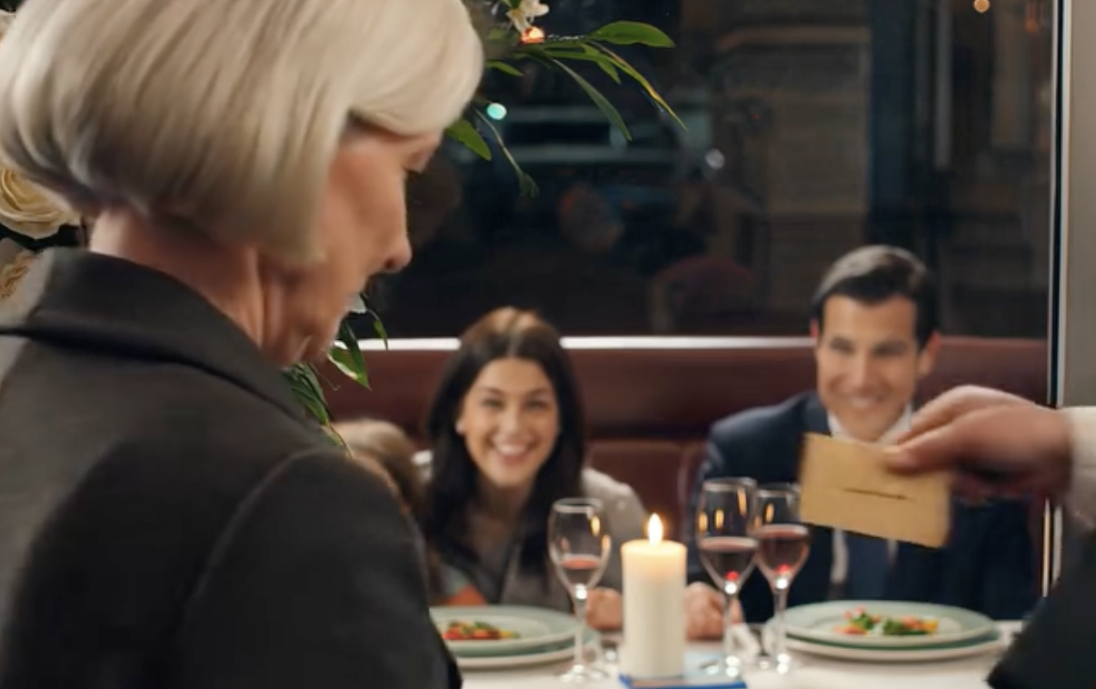 Mój syn napisał SMS-a: „Obiad odwołany”, ale kiedy dotarłem do restauracji, odkryłem, że jedzą potajemnie beze mnie, a ja płacę. Nie krzyczałem. Uśmiechnąłem się, poprosiłem menedżera o chwilę i przyniosłem „niespodziankę”, która sprawiła, że ​​każdy widelec zamarł w powietrzu.