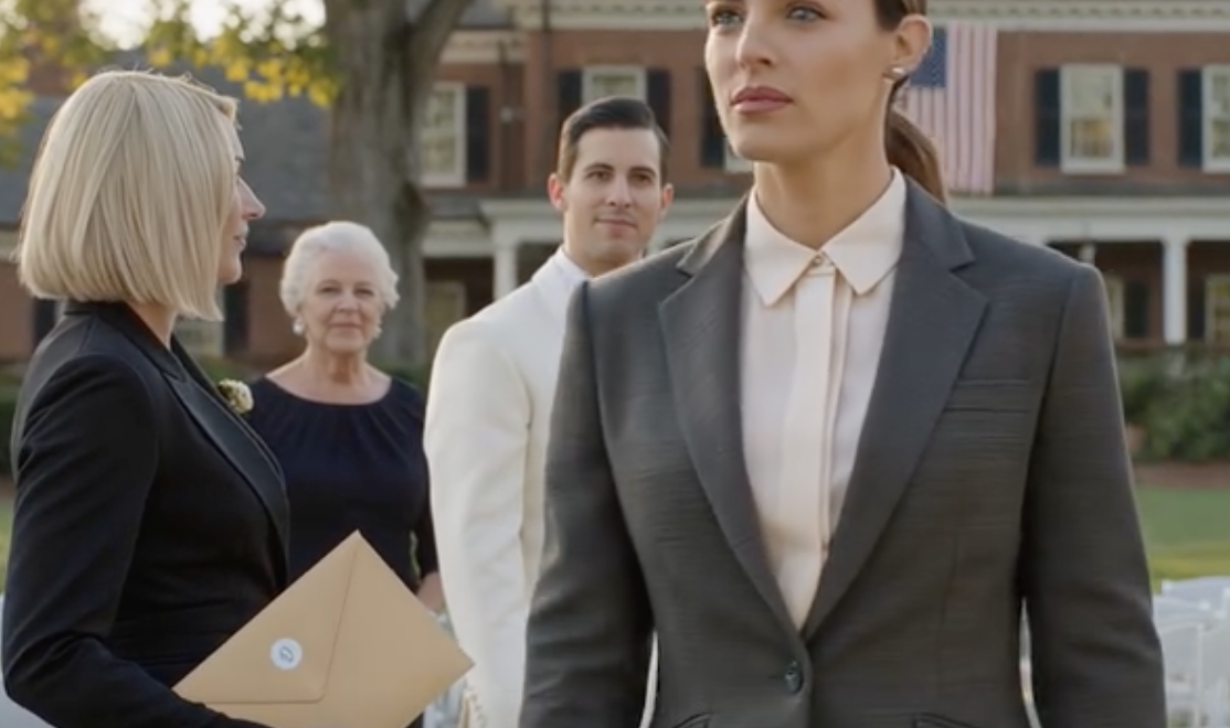 Moi rodzice powiedzieli, że „dobra starsza siostra” powinna się wyprowadzić i oddać dom, który oszczędzałem przez dziesięć lat, młodszemu bratu w prezencie ślubnym. Nic nie powiedziałem, zachowując spokój, tak że wszyscy myśleli, że przyjąłem – aż do rozpoczęcia ceremonii, kiedy mój prawnik podszedł z zaklejoną kopertą, a te uśmiechnięte twarze nagle zmieniły się w nieoczekiwany sposób.