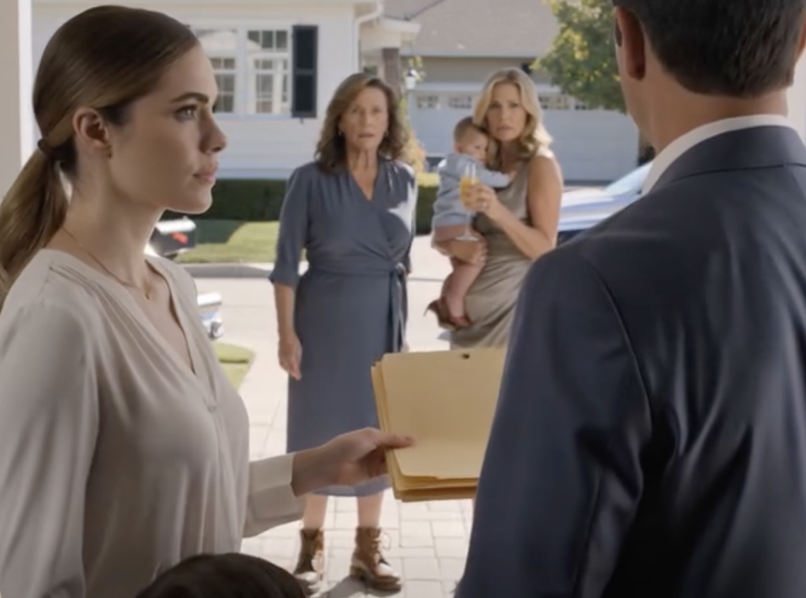 Kiedy powiedziałam tacie, że nie mogę opiekować się dzieckiem mojej siostry, wbił mi krzesło w szczękę. Mama patrzyła i powiedziała: „Zasłużyłeś na to, świnio”. Krwawiłam w milczeniu, a potem przypomniałam sobie, czyje nazwisko potajemnie widniało na akcie własności ich ukochanego domu. Sześć miesięcy później po cichu podpisałam papiery. W dniu, w którym do ich drzwi dotarł nakaz eksmisji, moja siostra upuściła mimosę, tata zbladł – a mama w końcu do mnie zadzwoniła, po raz pierwszy krzycząc.