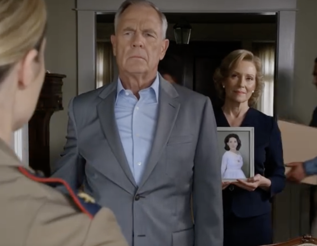 Następnego ranka po pogrzebie męża jego ojciec wymienił zamki i powiedział: „Krew to krew. Twój czas tutaj dobiegł końca”. Myślał, że jestem tylko pogrążoną w żałobie wdową, patrzącą, jak moje życie zamyka się w pudełku w ciszy – ale zapomniał o bezużytecznym kluczu w mojej dłoni, o zapieczętowanej kopercie z moim imieniem i o numerze, który mąż kazał mi zapamiętać przed śmiercią.