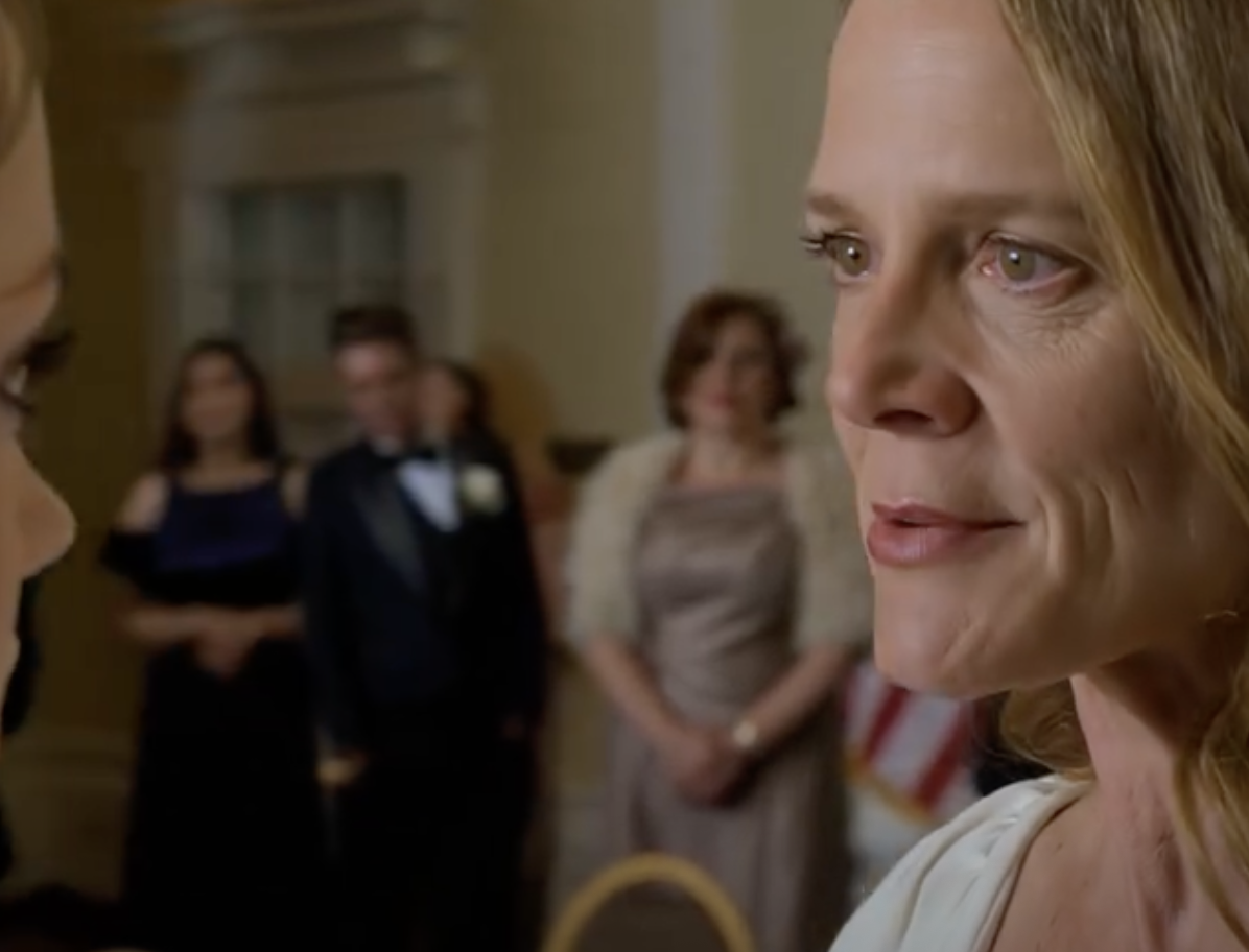 Moi rodzice powiedzieli mi, żebym sama opłaciła studia, żeby „być niezależną”, ale podpisali czek na 250 000 dolarów, żeby moja młodsza siostra mogła uczęszczać do prestiżowej szkoły prywatnej. Po cichu opuściłam Teksas, zmieniłam nazwisko i zniknęłam na 7 lat. Na jej ślubie w luksusowej posiadłości w Austin, 200 gości wzniosło toast, moja mama rozejrzała się dookoła i wyszeptała: „Czemu mam wrażenie, że czegoś brakuje?”. Pan młody nagle zbladł i krzyknął: „Zamknij się! Ta osoba jest…”