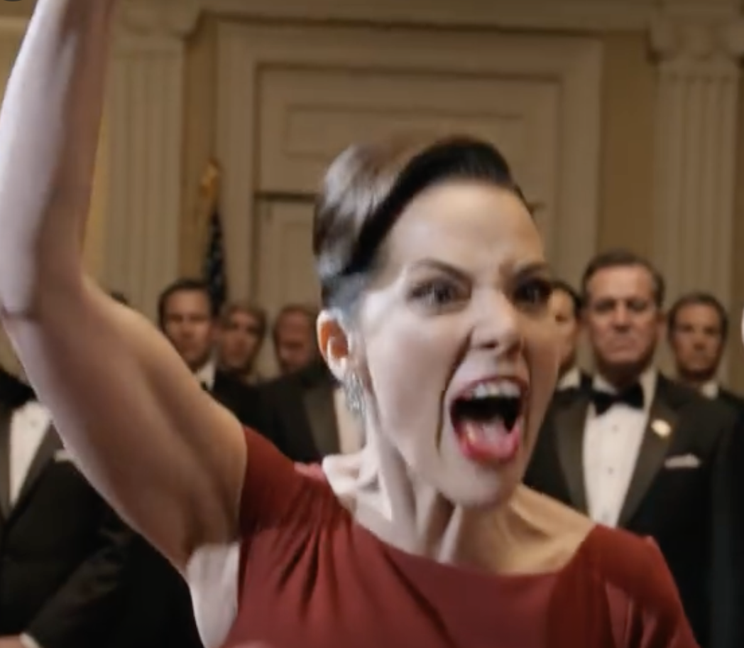 Macocha zerwała złote skrzydła z mojego munduru Sił Powietrznych i krzyknęła: „Ukradłeś to!” w cichej sali balowej pełnej generałów, senatorów i mojego ojca – który wpatrywał się w podłogę, gdy krwawiłem. Wtedy osiemdziesięciodwuletnia weteranka wystąpiła naprzód, sięgnęła po broszkę, którą trzymała w dłoni i powiedziała: „Proszę pani… to są skrzydła pilota z Normandii”. W tej chwili sala się zmieniła – i zmieniło się wszystko, co wydawało jej się, że kontroluje.