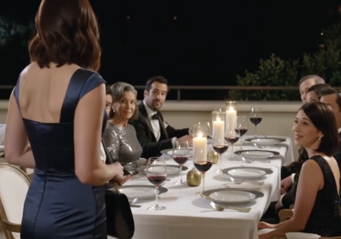 Podczas kolacji urodzinowej mojej teściowej w The French Laundry, mój mąż spojrzał na brakujące krzesło, roześmiał się i powiedział: „Och, chyba źle policzyliśmy”. Wszyscy uśmiechali się, jakby moje upokorzenie było częścią menu – aż w końcu opuściłam rękę, spojrzałam na kobietę, której zapłaciłam za świętowanie i powiedziałam: „Wygląda na to, że jednak nie jestem rodziną”, po czym wyszłam… i 30 minut później na ich stole pojawiła się czarna teczka.