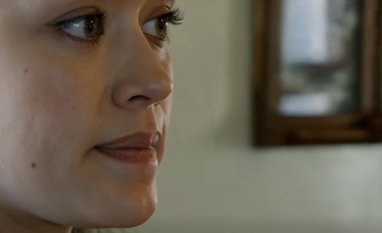 Podczas spokojnej kolacji z okazji Święta Dziękczynienia na przedmieściach moja siostra powiedziała na głos: „Byłaś tylko pomyłką, którą musieliśmy zachować”. Mama skinęła głową: „Ma rację”. Tata milczał. Odpowiedziałam tylko: „Dobrze”, po czym wyszłam bez ani jednego SMS-a. Trzy tygodnie później opublikowali zdjęcia z „idealnego zjazdu rodzinnego” w pasujących strojach z podpisem: „Rodzina to wszystko”. Tego wieczoru odebrałam 17 nieodebranych połączeń od siostry, a na jej poczcie głosowej pojawił się szept: „Camille… dom… Podpisałam się nie tak”.