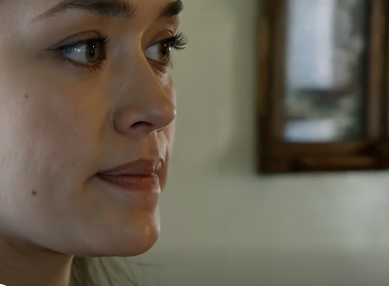 Podczas spokojnej kolacji z okazji Święta Dziękczynienia na przedmieściach moja siostra powiedziała na głos: „Byłaś tylko pomyłką, którą musieliśmy zachować”. Mama skinęła głową: „Ma rację”. Tata milczał. Odpowiedziałam tylko: „Dobrze”, po czym wyszłam bez ani jednego SMS-a. Trzy tygodnie później opublikowali zdjęcia z „idealnego zjazdu rodzinnego” w pasujących strojach z podpisem: „Rodzina to wszystko”. Tego wieczoru odebrałam 17 nieodebranych połączeń od siostry, a na jej poczcie głosowej pojawił się szept: „Camille… dom… Podpisałam się nie tak”.