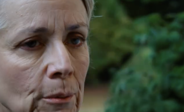 Kiedy zjawiłam się u córki o 14:00 w Święto Dziękczynienia, zatrzymała mnie w drzwiach: „Kto cię zaprosił, staruszko? Tylko rodzina. Wyjdź”. Postawiłam gorące danie z batatów na werandzie, odwróciłam się bez płaczu i następnego ranka umówiłam się na 10:00 z prawnikiem od spraw spadkowych. Tydzień później Jennifer dzwoniła bez przerwy, widząc przekreślone nazwisko i domagając się wyjaśnienia, co zrobiłam.