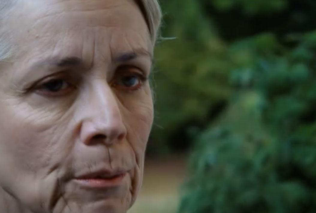 Kiedy zjawiłam się u córki o 14:00 w Święto Dziękczynienia, zatrzymała mnie w drzwiach: „Kto cię zaprosił, staruszko? Tylko rodzina. Wyjdź”. Postawiłam gorące danie z batatów na werandzie, odwróciłam się bez płaczu i następnego ranka umówiłam się na 10:00 z prawnikiem od spraw spadkowych. Tydzień później Jennifer dzwoniła bez przerwy, widząc przekreślone nazwisko i domagając się wyjaśnienia, co zrobiłam.