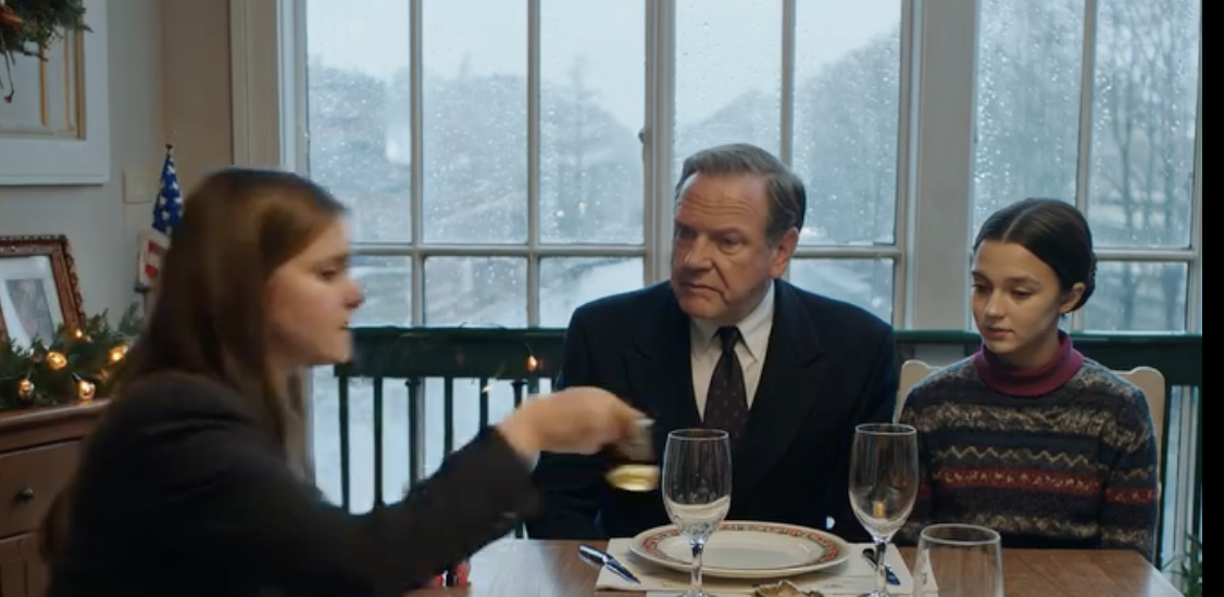 Podczas kolacji z okazji Święta Dziękczynienia rodzice powiedzieli mi: „Twoim zadaniem jest pracować, podczas gdy twoja siostra cieszy się życiem. Jeśli masz problem, drzwi są”. Odsunąłem krzesło, uśmiechnąłem się i powiedziałem: „Dobrze. Wyjdę – a od teraz sam będziesz płacił rachunki”. Po czym wyszedłem w zimną noc, nie oglądając się za siebie.