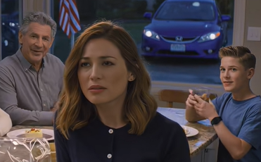 Äitini nosti maljan ja vitsaili, että olin se “rahaton, arvoton” tytär perheillallisella – veljeni nauraessa isäni virnisti, eikä kukaan heistä tiennyt, että ulkona olevaa vanhaa Honda Civiciä ajoi nainen, joka oli hiljaa maksanut neljä vuotta heidän kemoterapialaskujaan, lukukausimaksuja, kuorma-auton maksuja ja vuokraa… ja siihen mennessä, kun he päättivät, että olin liian nolo nähdä heidän uusissa allasjuhlissaan, olin jo avannut laskentataulukon, joka voisi repiä heidän koko täydellisen pienen elämänsä kappaleiksi – Uutiset