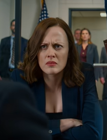 Viime kuussa vanhempani lensivät maan toiselle puolelle siskoni tupaantuliaisiin, viipyivät kymmenen päivää ja hymyilivät jokaisessa kuvassa, mutta häistäni äitini sanoi vain: “Puolen tunnin ajomatka on liian raskas selälleni.” Kolme viikkoa myöhemmin isäni käveli toimistooni paksun nimeni sisältävän kansion kanssa, asetti sen pöydälle ja sanoi hiljaa: “Meidän on saatava sinut allekirjoittamaan tämä…”