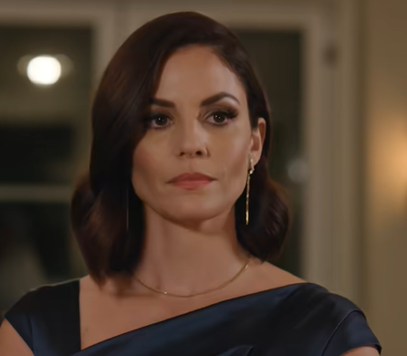 Musta kansio pöydällä