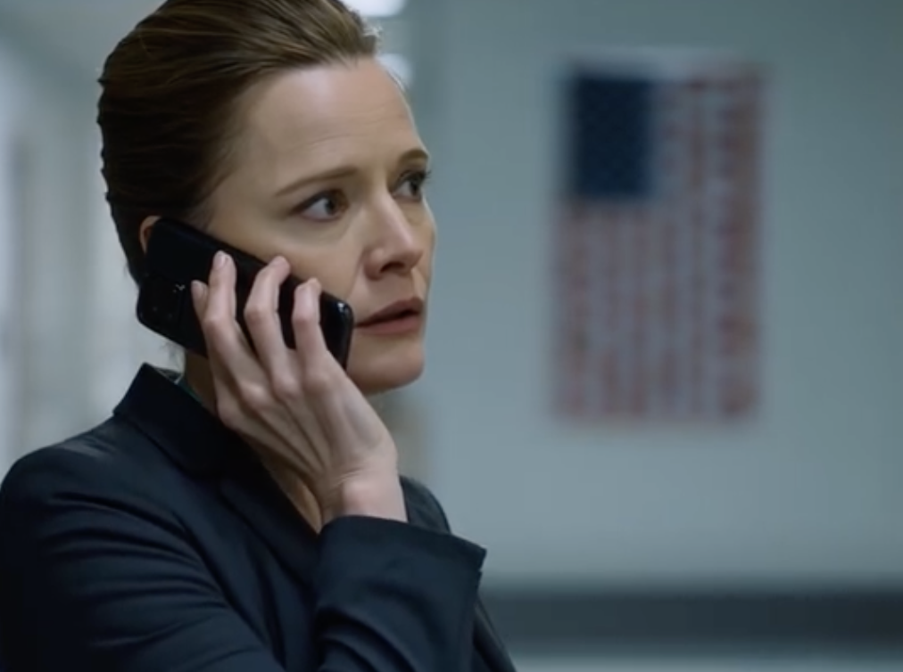 Stojąc na szpitalnym korytarzu o 18:12, odsłuchałem wiadomość głosową od mamy: „Jesteś odcięty od rodziny, nie kontaktuj się z nami więcej, idziemy naprzód bez ciebie”. Odpisałem tylko „OK”, a następnego ranka dostęp był zablokowany, dom z widokiem na jezioro zaczął się rozpadać, zalała nas fala 58 nieodebranych połączeń, a potem prawnik rodziny napisał: „Mamy bardzo poważny problem”.