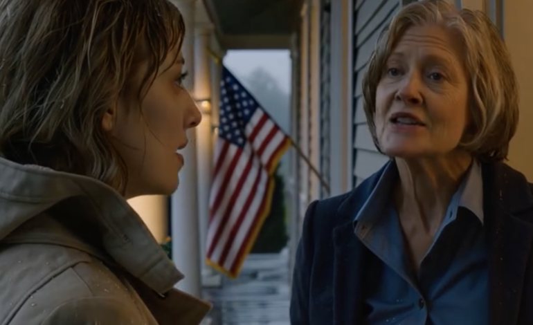 Moja dziesięcioletnia córka zadzwoniła do mnie z ganku podczas burzy na Środkowym Zachodzie, mówiąc, że jej klucz nagle nie chce otworzyć drzwi moich rodziców i że czekała pięć godzin w deszczu. Wybiegłem z dyżuru w szpitalu Evergreen, a moja mama uchyliła drzwi i powiedziała: „Wszyscy postanowiliśmy, że ty i twoja mama już tu nie mieszkacie”. Nie krzyczałem. Powiedziałem tylko: „Zrozumiałem”. Trzy dni później dostała kopertę i zbladła.