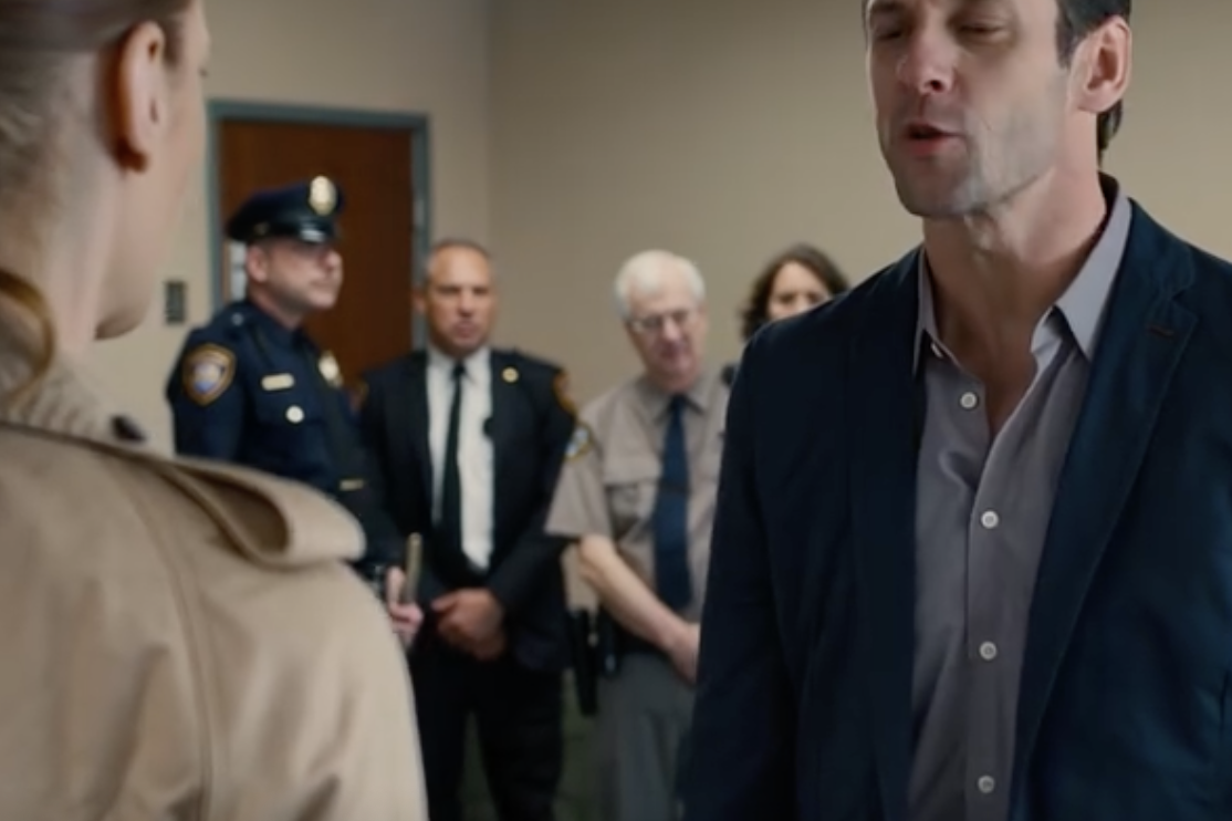 Podczas grilla z okazji Dnia Ojca w podmiejskim ogródku wręczyli mi własnoręcznie wykonany puchar z wygrawerowanym napisem „Najlepszy pomieści wszystko” i śmiali się, jakby moje 22 lata doświadczenia były wystarczające tylko do bicia. Mimo to przerzuciłem burgera, podziękowałem, spakowałem walizki i opuściłem Elm Street przed 5 rano. Trzy dni później zadzwoniła moja siostra, wołając „pomocy”, a ja odpowiedziałem zdaniem, które uciszyło cały stolik.