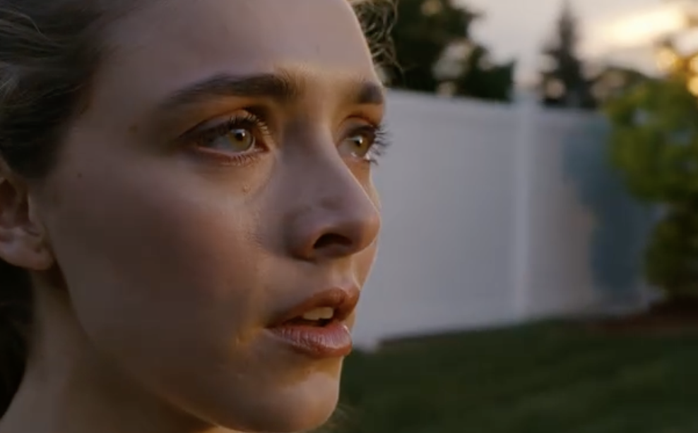 Na słonecznym balkonie w Hilton Head właśnie zobaczyłem, jak moja mama śmieje się po raz pierwszy od 21 lat, gdy nieznany numer wysłał SMS-a: Leć do domu. Nie mów nic mamie i Deanowi. Dwanaście godzin później Hartford Bradley nie miał żadnych uścisków, tylko prawnik mojego dziadka i policja czekali na mnie, wciągając mnie do prywatnego pokoju, rzucając stos wiadomości na stół… a ja nie mogłem już ustać na nogach.