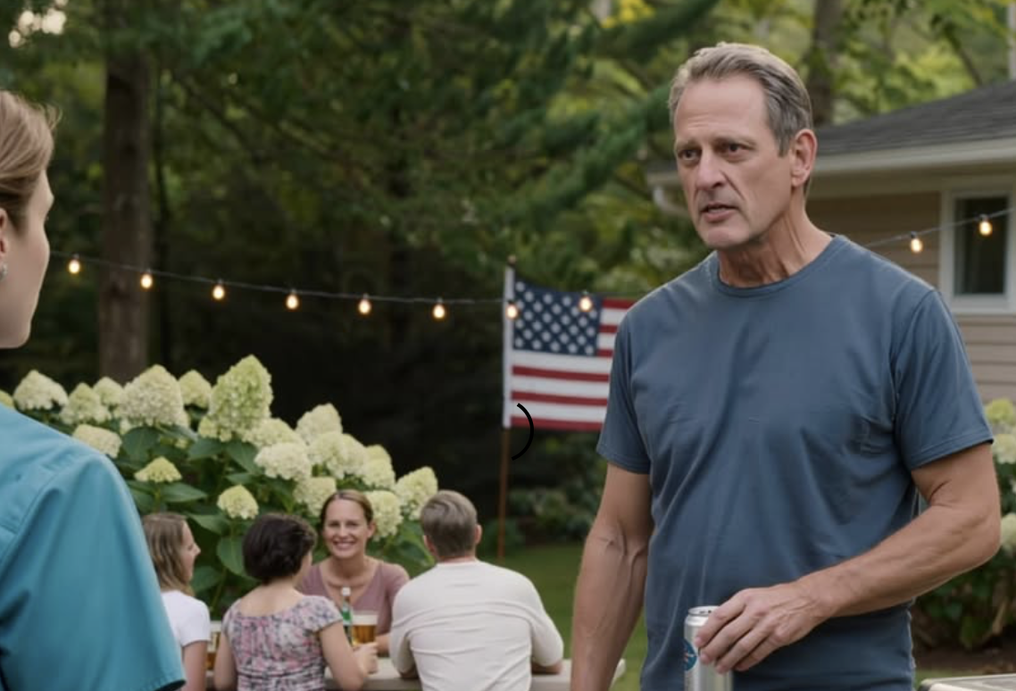 Kiedy miałem 17 lat i mieszkałem w Dayton w stanie Ohio, tata układał moje ubrania, szkicowniki, a nawet kołdrę, którą uszyła mi babcia, na beczce na opał na podwórku, trzymając w jednej ręce wąż ogrodowy, żeby trawa się nie zapaliła, po czym powiedział chłodno: „Tak się dzieje, kiedy mnie nie słuchasz”. Patrzyłem tylko na unoszący się dym i milczałem. Sześć lat później wykonałem dokładnie jeden telefon i powiedziałem mu: „Sprawdź skrzynkę pocztową”. Tej nocy biała koperta sprawiła, że ​​upadł na schody przed domem.