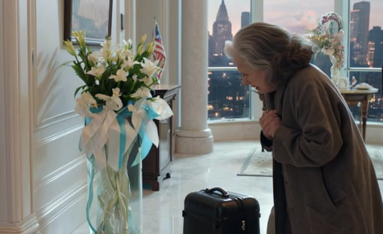 „Twoja siostra potrzebuje tego bardziej niż ty” – powiedziała moja matka, wymieniając zamki i zamykając mnie na klucz. Nie sprzeciwiałem się. Odszedłem i zbudowałem sobie życie bez nich. Siedem lat później zadzwonił mój portier i powiedział: „Pani Kumar, pani matka jest w holu z walizkami”. Wtedy zrozumiałem, że drzwi, które mi zamknęła, były jedynymi, jakie jej zostały.