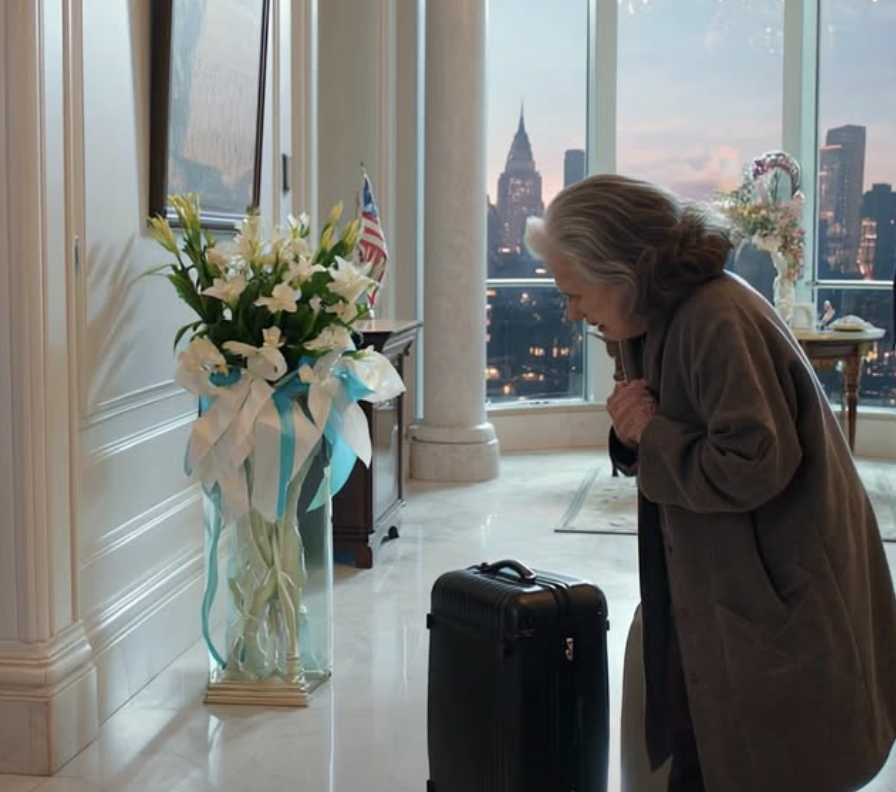 „Twoja siostra potrzebuje tego bardziej niż ty” – powiedziała moja matka, wymieniając zamki i zamykając mnie na klucz. Nie sprzeciwiałem się. Odszedłem i zbudowałem sobie życie bez nich. Siedem lat później zadzwonił mój portier i powiedział: „Pani Kumar, pani matka jest w holu z walizkami”. Wtedy zrozumiałem, że drzwi, które mi zamknęła, były jedynymi, jakie jej zostały.