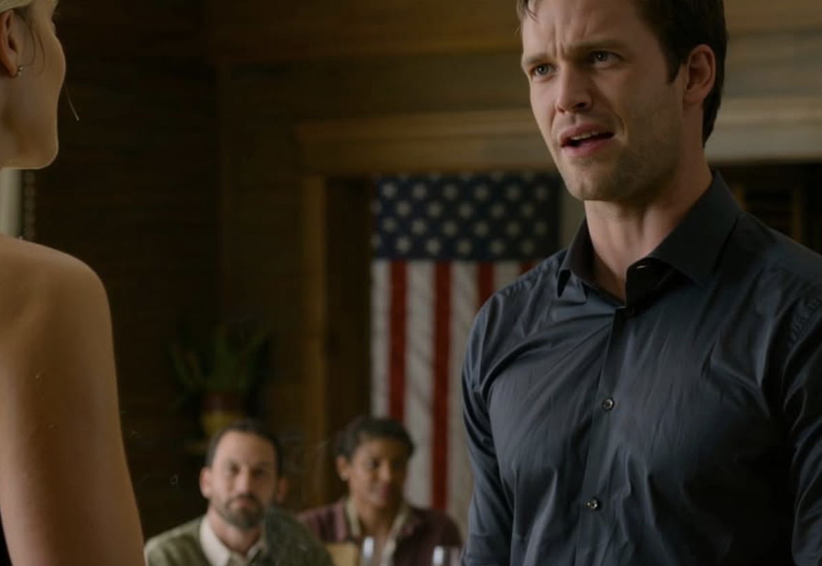 „Twoja matka umarła? No i co, idź i zanieś jedzenie moim gościom” – zaśmiał się mój mąż tuż przed kolacją, którą zorganizował, żeby zaimponować szefowi, a ja stałam w tym jasno oświetlonym podmiejskim domu z zaczerwienionymi oczami i w czarnej sukience, która wciąż pachniała żałobą, aż szef spojrzał na łańcuch na mojej szyi, chwycił mnie za rękę i powoli odwrócił się w stronę męża.