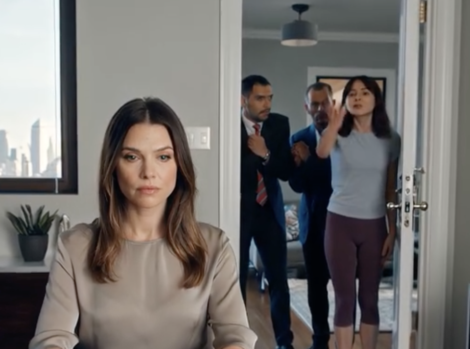 Tego ranka, kiedy zabezpieczyłam każdy dolar na swoje nazwisko, moja siostra pojawiła się w pełnym stroju panny młodej, zapukała do drzwi mojego mieszkania w Chicago i krzyknęła, że ​​właśnie zniszczyłam jej wymarzony ślub