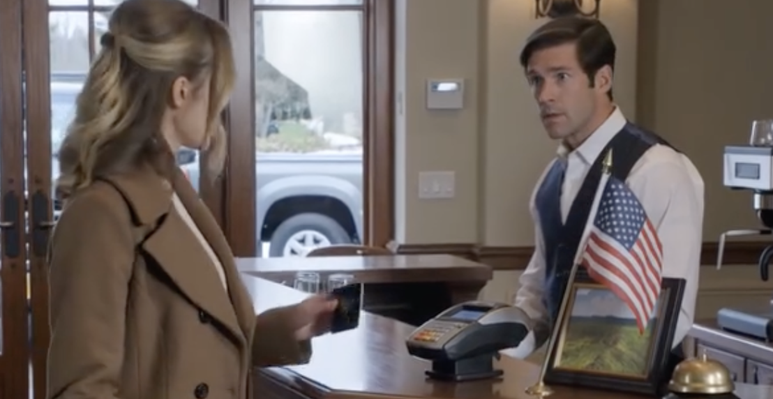 Noc, w której moje małżeństwo ostatecznie się rozpadło, nie była niczym eksplozja. Czułam się, jakby drzwi cicho zamknęły się za mną, kiedy stałam na ganku domu, w którym mieszkałam od ośmiu lat, trzymając torbę podróżną w jednej ręce i torebkę w drugiej, a zimne powietrze Denver wiało przez rękawy mojego swetra.