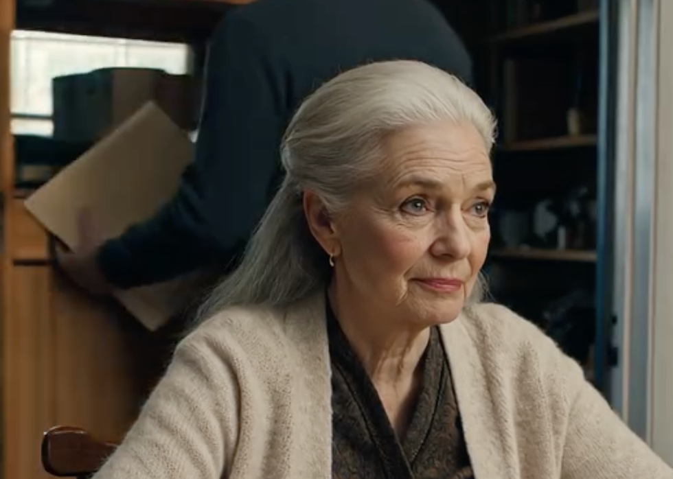 Mój syn powiedział: „Sprzedaję twój dom – masz 24 godziny, żeby wprowadzić się do garażu”. Uśmiechnęłam się… bo nie ma pojęcia, co ukrywałam w tym garażu przez 35 lat.