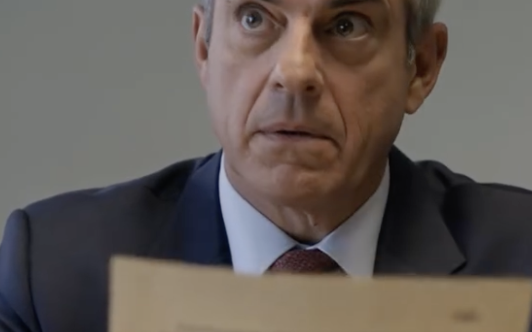 Miałem 13 lat, kiedy mama wyrzuciła mnie z domu, żeby opłacić obóz piłkarski mojego brata. Powiedziała, że ​​jestem teraz „problemem Harolda”. Piętnaście lat później uśmiechała się krzywo, czytając testament Harolda, oczekując wypłaty. Nie wiedziała, że ​​trzymam w ręku dokument, który wtedy podpisała, dokument, który prawnie wymazał ją z mojego życia na zawsze.