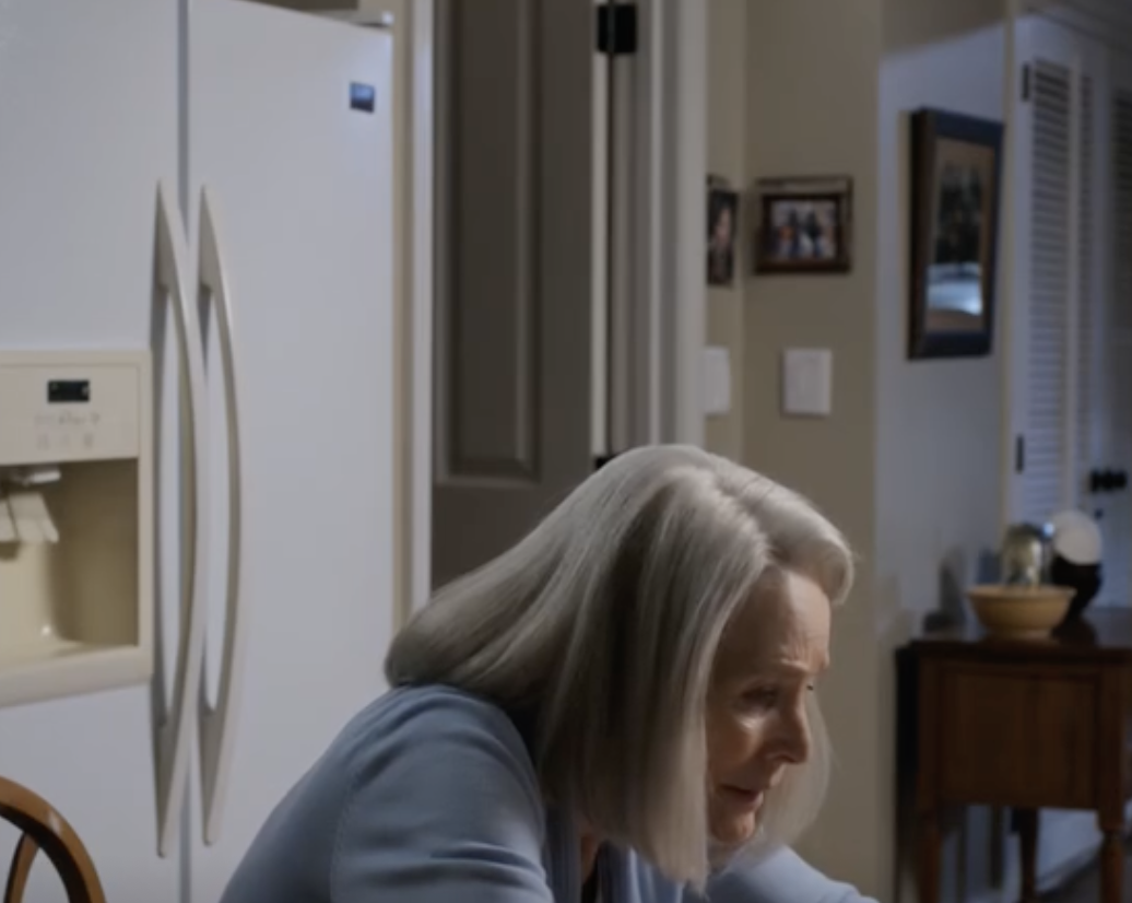 Moja córka zobaczyła mnie siedzącą w ciemności i wyszeptała: „Mamo, dlaczego w domu nie ma jedzenia? Nie dostajesz 10 000 dolarów miesięcznie?”. Synowa wykrzywiła usta w zimnym, spokojnym uśmiechu i powiedziała: „To ja zarządzam wszystkimi pieniędzmi w tym domu”. Moja córka powoli zdjęła kolczyki… i natychmiast cały pokój zdawał się zmieniać.