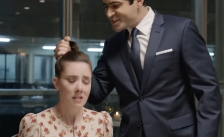 Właśnie w restauracji mój zięć pogłaskał moją córkę po włosach na oczach wszystkich. Jego ojciec powiedział nawet: „Zgadza się! Trzeba jej dać nauczkę”. Moja córka wybuchnęła płaczem. Wstałam – i od tego momentu wszystko zaczęło się zmieniać. Nikt z nich nie odważył się jej więcej nie szanować.