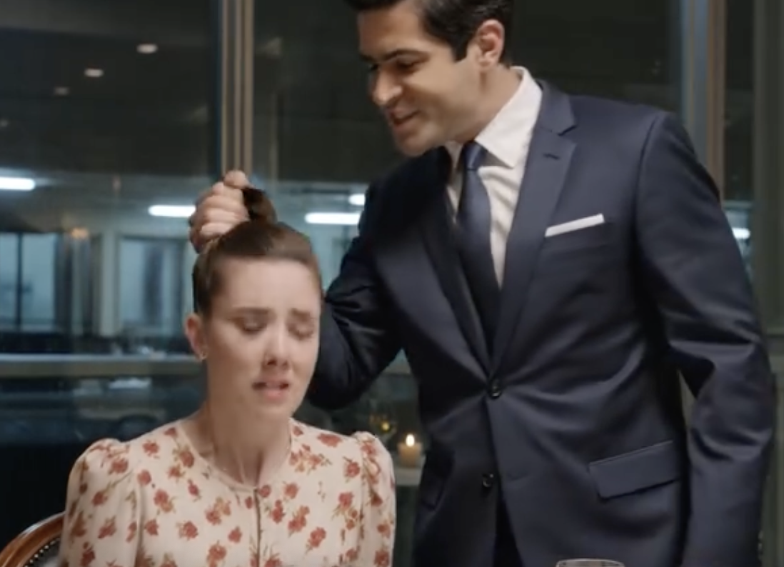 Właśnie w restauracji mój zięć pogłaskał moją córkę po włosach na oczach wszystkich. Jego ojciec powiedział nawet: „Zgadza się! Trzeba jej dać nauczkę”. Moja córka wybuchnęła płaczem. Wstałam – i od tego momentu wszystko zaczęło się zmieniać. Nikt z nich nie odważył się jej więcej nie szanować.