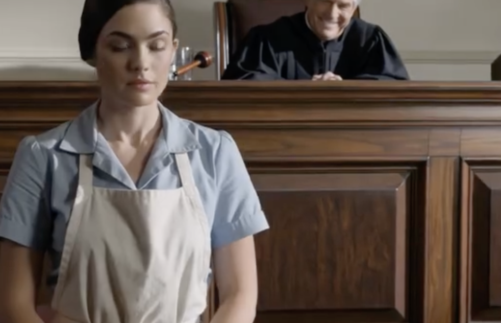 Sędzia spojrzał na mój fartuch i uśmiechnął się. „Jesteś kelnerem… Jakie kwalifikacje możesz mieć?”. Moi rodzice śmiali się tak głośno, że nie mogli oddychać – dopóki nie podszedłem do krzesła, nie położyłem zniszczonego skórzanego teczki i nie zapytałem: „Znam przepisy zakazujące oddychania… A ty?”. W sali sądowej zapadła cisza, bo po raz pierwszy tego ranka nikt nie patrzył na mnie jak na żart.