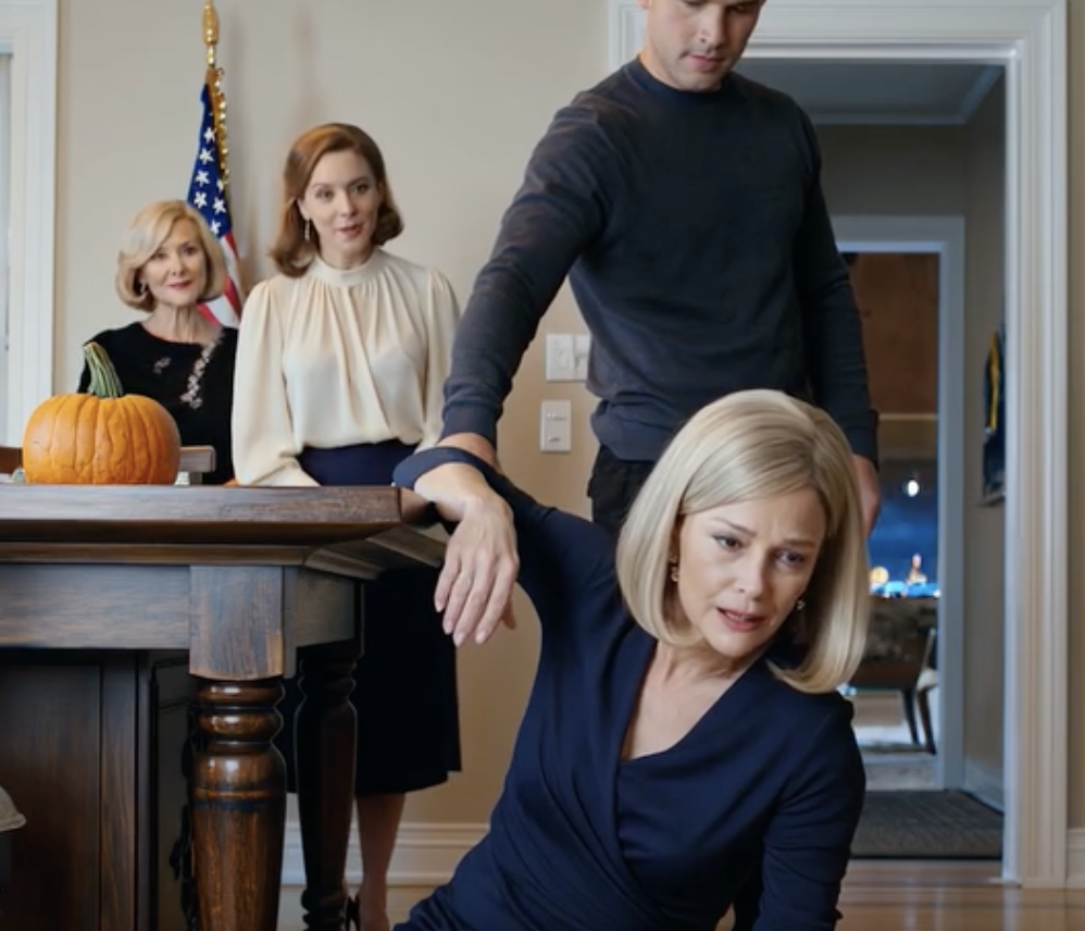 Sędzia spojrzał na mój fartuch i uśmiechnął się. „Jesteś kelnerem… Jakie kwalifikacje możesz mieć?”. Moi rodzice śmiali się tak głośno, że nie mogli oddychać – dopóki nie podszedłem do krzesła, nie położyłem zniszczonego skórzanego teczki i nie zapytałem: „Znam przepisy zakazujące oddychania… A ty?”. W sali sądowej zapadła cisza, bo po raz pierwszy tego ranka nikt nie patrzył na mnie jak na żart.