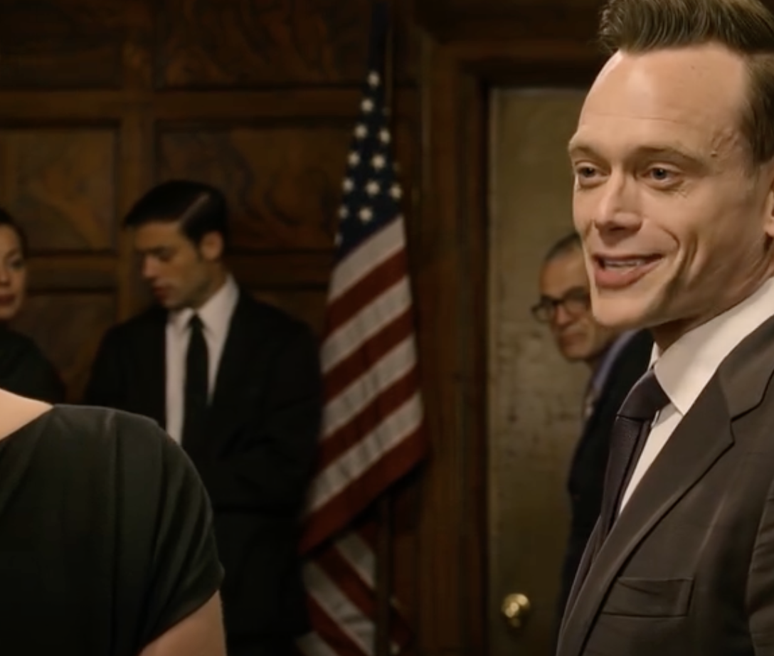 Mój brat powiedział mi, że mogę zjeść kolację z rodziną jego narzeczonej, ale nie mógł powiedzieć, że jestem jego siostrą, bo jej ojciec był sędzią federalnym. Cała moja rodzina posadziła mnie przy najdalszym stoliku, aż przeszedł obok i nagle zatrzymał się przede mną.