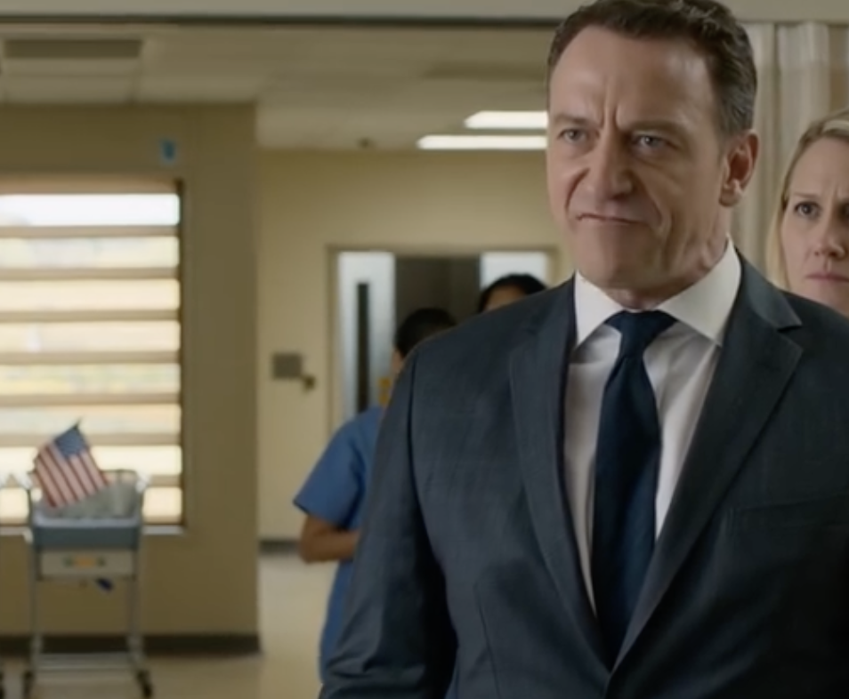 Trzy dni po cesarskim cięciu bliźniąt w Omaha, mój mąż wszedł do mojej sali pooperacyjnej z asystentką pod rękę, położył na moim stole papiery rozwodowe i czek na 3 miliony dolarów i powiedział: „Podpisz. Chcę tylko dzieci”. — Podpisałam się na ich oczach, zniknęłam tej samej nocy, a następnego ranka to on zaczął zdawać sobie sprawę, że popełnił błąd. Bo ta chwila nie wydawała się pożegnaniem. Przypominała przesadnie starannie zaaranżowaną transakcję, wprowadzoną do pokoju dokładnie w momencie, gdy kobieta, która właśnie wyszła z oddziału C, ledwo mogła usiedzieć na miejscu, podczas gdy dwie trzydniowe dziewczynki leżały w identycznych szafkach pod oknem. Cienkie, nebraskie światło słoneczne sączyło się przez zasłony wąskimi pasami. Moja taca z lunchem była niemal identyczna. Nacięcie piekło mnie za każdym razem, gdy się przebierałam. Daniel stał u stóp łóżka, jakby finalizował umowę na budowę, a jego asystentka stała tuż za nim z niemal nierealnym uczuciem. Nie było krzyków. Żadnej sceny. Tylko koperta, czek i oświadczenie tak zimne, że wydawało się, jakby w pokoju spadło kilka stopni. „Ja po prostu chcę mieć dzieci.” Szczerze mówiąc, gdyby mnie wtedy uderzył, pewnie miałoby to więcej sensu. Ale Daniel Mitchell nie był typem, który robi sceny publicznie. Wolał rzeczy czyste, legalne na papierze, rozsądne w obecności innych. Przez dziesięć lat małżeństwa obserwowałam, jak z mężczyzny z dwoma ciężarówkami i małym wynajętym biurem we wschodniej Nebrasce przeobraża się w mężczyznę, który wiedział, jak dobrać odpowiedni krawat na spotkanie w banku i jak uśmiechać się, mówiąc najokrutniejsze słowa w pomieszczeniu. Dopiero wtedy, leżąc w tej sterylnej atmosferze, z szeptem opon na korytarzu i cichym szeptem jednej z dziewczynek, zrozumiałam, że przygotowywał to widowisko dłużej, niż myślałam. Nie zapytał, czy mnie boli. Ani razu nie spojrzał na dziewczynki. Bez wahania nazwał te trzy miliony dolarów „całkowitą stratą”. Sposób, w jaki przepychał papiery przez tę przewijaną szpitalną tacę, uświadomił mi, że chciał czegoś więcej niż rozwodu. Chciał prawa do opowiedzenia całej historii. Chciał, żeby wszystko wyglądało cywilnie, rozsądnie, niemal odpowiedzialnie – jakby to była spokojna ugoda, jakby matka trzy dni po poważnej operacji po prostu nie była na tyle stabilna, by utrzymać nowo narodzone bliźnięta. I może myślał, że zaraz się załamię. Nie zrobiłem tego. Wziąłem długopis. Złożyłem podpis. Usłyszałem szelest papieru pod nadgarstkiem. Usłyszałem, jak wzdycha, jak człowiek, który uwolnił się od ostatniej przykrości. Usłyszałem, jak kobieta obok niego rzuca subtelną, uprzejmą uwagę, zanim oboje wyszli. Drzwi zamknęły się cicho. Ale to właśnie w tej ciszy coś we mnie budziło się od samego początku. Spojrzałem na moje córki. Jedna spała, z policzkiem schowanym pod kołdrą. Druga poruszyła się, z otwartymi maleńkimi rączkami, jakby chciała coś chwycić. I w tym momencie zrozumiałem błąd, jaki popełnił Daniel – błąd, który często popełniają mężczyźni tacy jak on. Mylą milczenie kobiety z poddaniem się, podczas gdy czasami to właśnie moment, w którym przestaje się tłumaczyć i zaczyna kalkulować. Tej nocy, w ostrym żółtym świetle szpitalnego parkingu, z bólem brzucha wciąż szalejącym w żołądku i wiatrem z Nebraski smagającym twarz, wyniosłam córki, nie oglądając się za siebie. Rano Daniel nie był jedyną osobą z tą historią. I przerażał go nie tylko fakt, że mnie nie ma. Reszta zaczyna się od rozmowy telefonicznej, starego pliku i prawdy, którą powinien był zakopać znacznie głębiej.