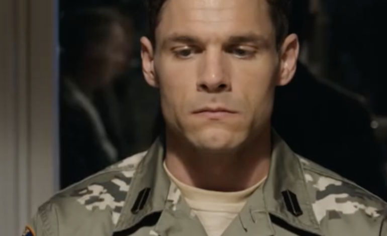 „Jesteś pewien, że masz prawo to zrobić, Alex?” mój brat zażądał kajdanek w środku niedzielnego obiadu u babci, podczas gdy moja odznaka wojskowa wisiała mi na szyi, na stole leżała otwarta gruba teczka, a cała rodzina patrzyła na mnie, jakbym był przestępcą, nie wyobrażając sobie, że to on był jedynym człowiekiem próbującym upokorzyć przed wszystkimi osobę, której w tym domu powinien był się najbardziej bać.